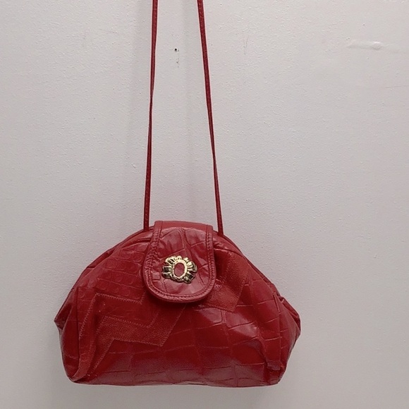 Red vintage embossed leather bag with gold brooch. Made in USA. Preowned - Picture 4 of 8